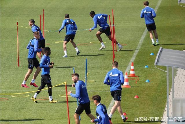 布朗尼夏联首秀9中2得到4分 湖人17号秀12中3